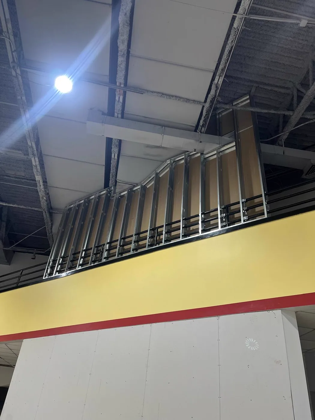 Estructura de perfiles de acero armada hasta el techo durante la renovación de un local comercial, Metro Atlanta
