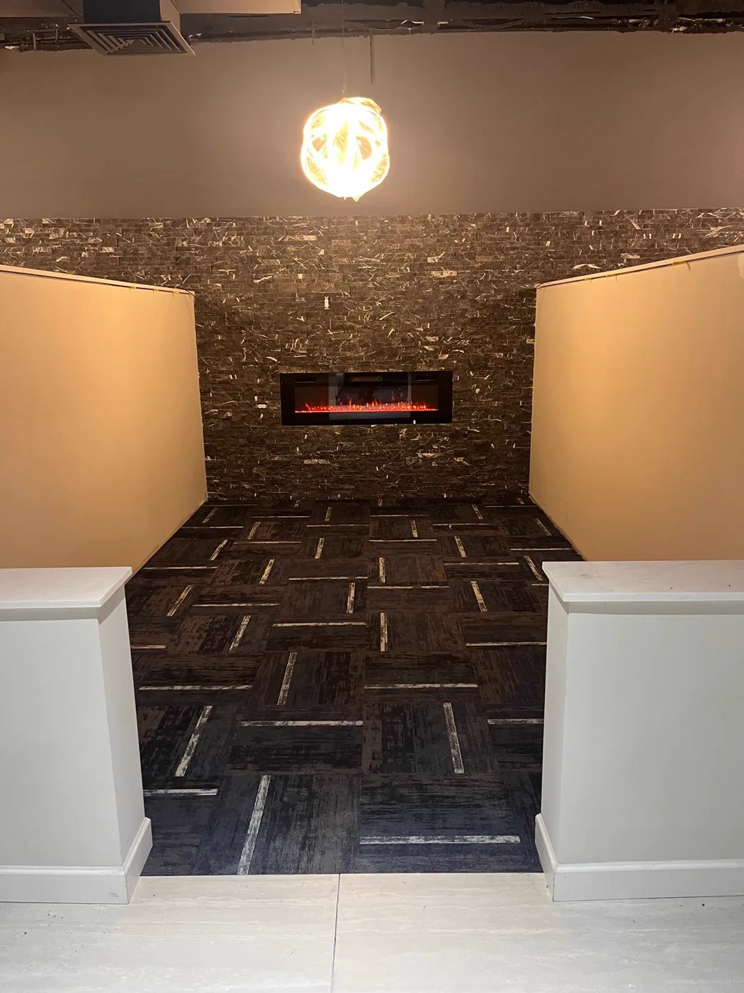 Alfombra comercial con patrón en un pasillo terminado, renovación de local, Metro Atlanta