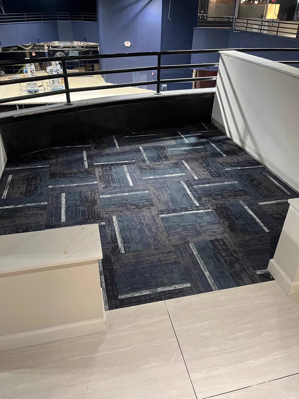 Área de asientos en el entrepiso con losetas de alfombra nuevas, renovación de un local comercial, Metro Atlanta