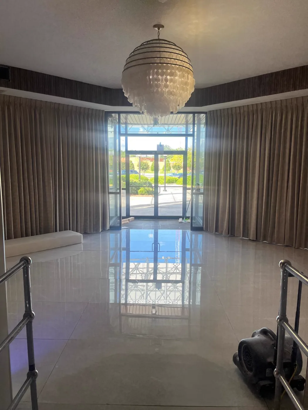 Amplio vestíbulo con candelabro y piso de mármol pulido, renovación de un local comercial, Metro Atlanta