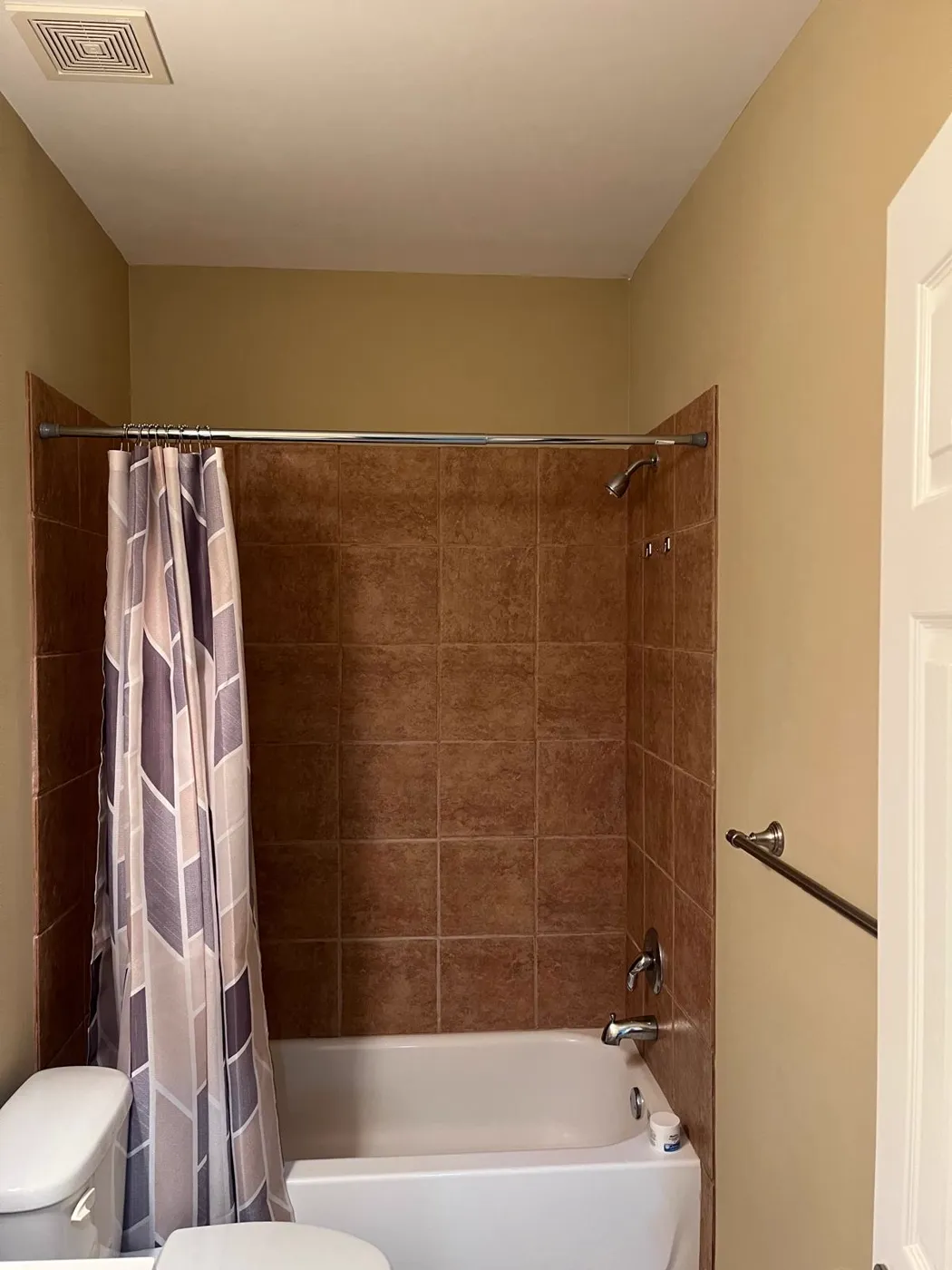 Bañera y ducha anticuadas antes de una remodelación de baño, Metro Atlanta