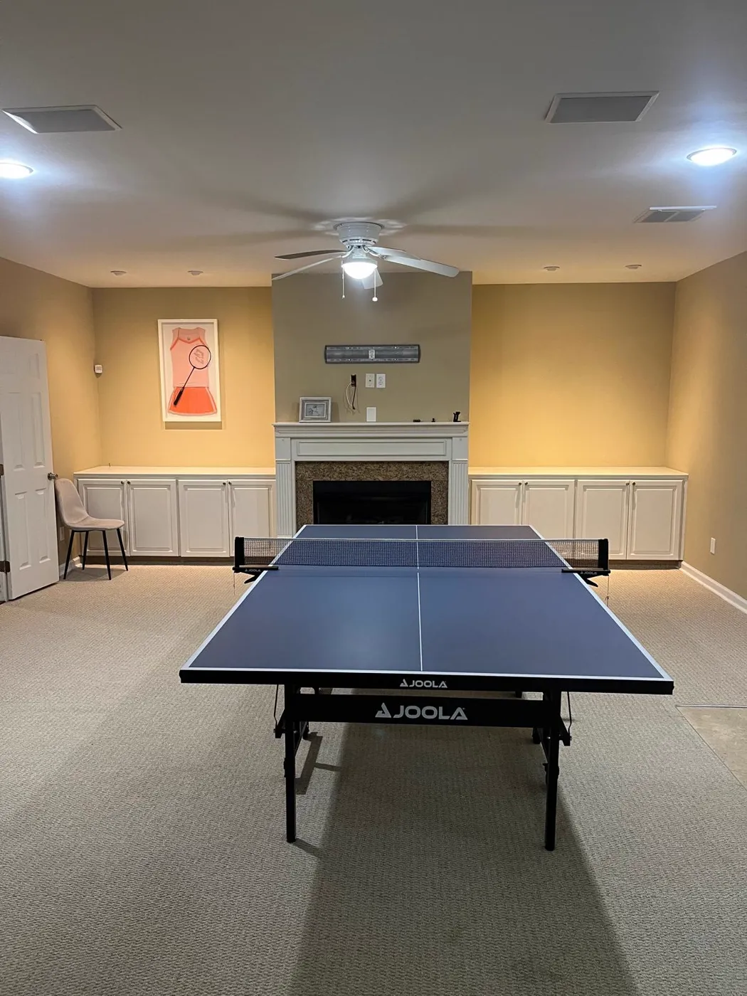 Sala de recreación terminada con chimenea, gabinetes empotrados e iluminación empotrada, Metro Atlanta