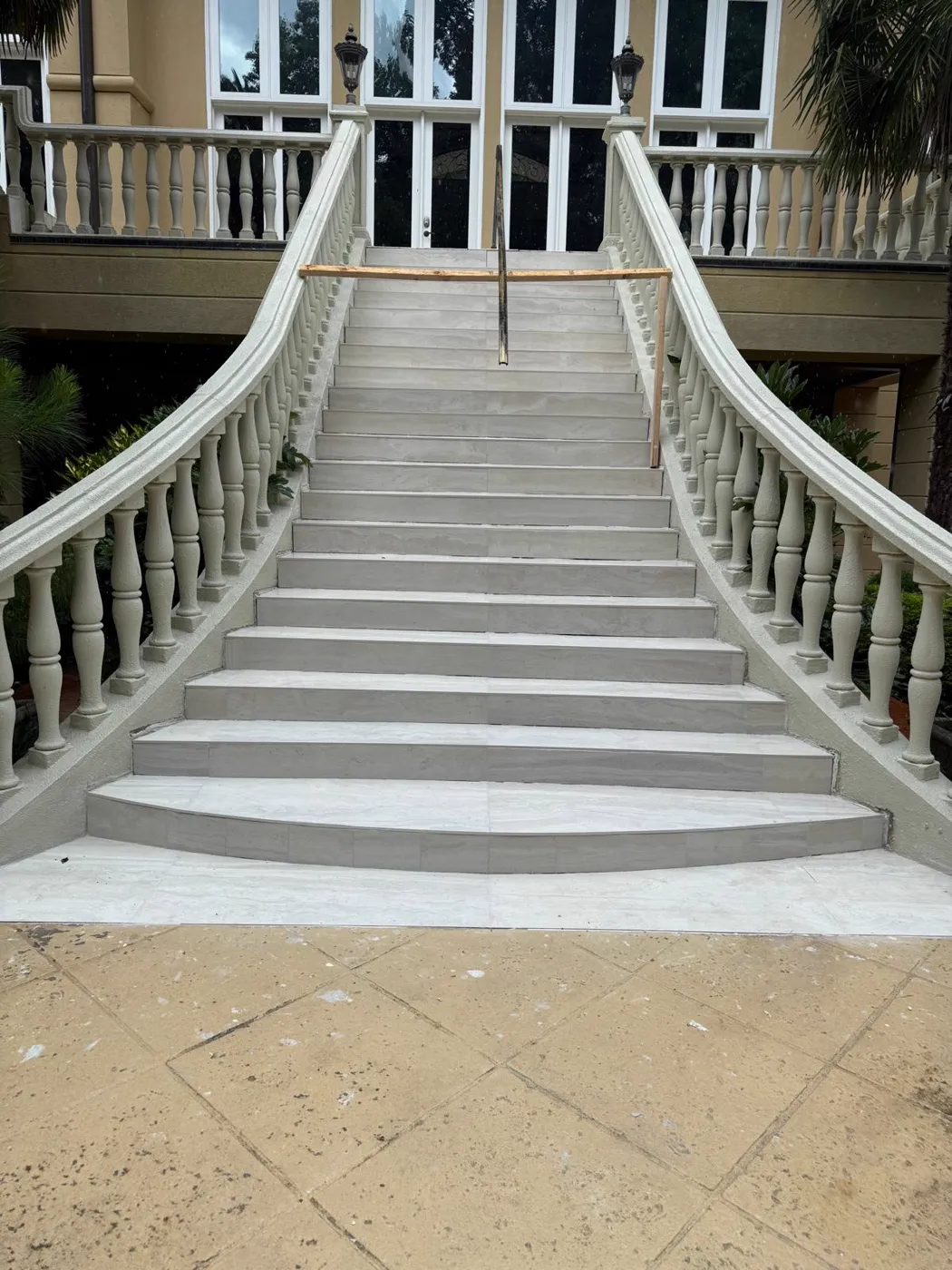 Escalera exterior doble curva terminada con balaustradas y acabado en piedra, Metro Atlanta